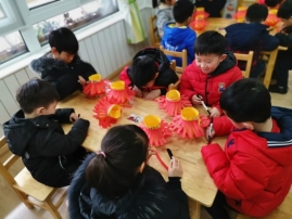 F:\竹山幼儿园\教科研\节日方案及照片\元宵节\中班中秋节\QQ图片20190219135650.jpg